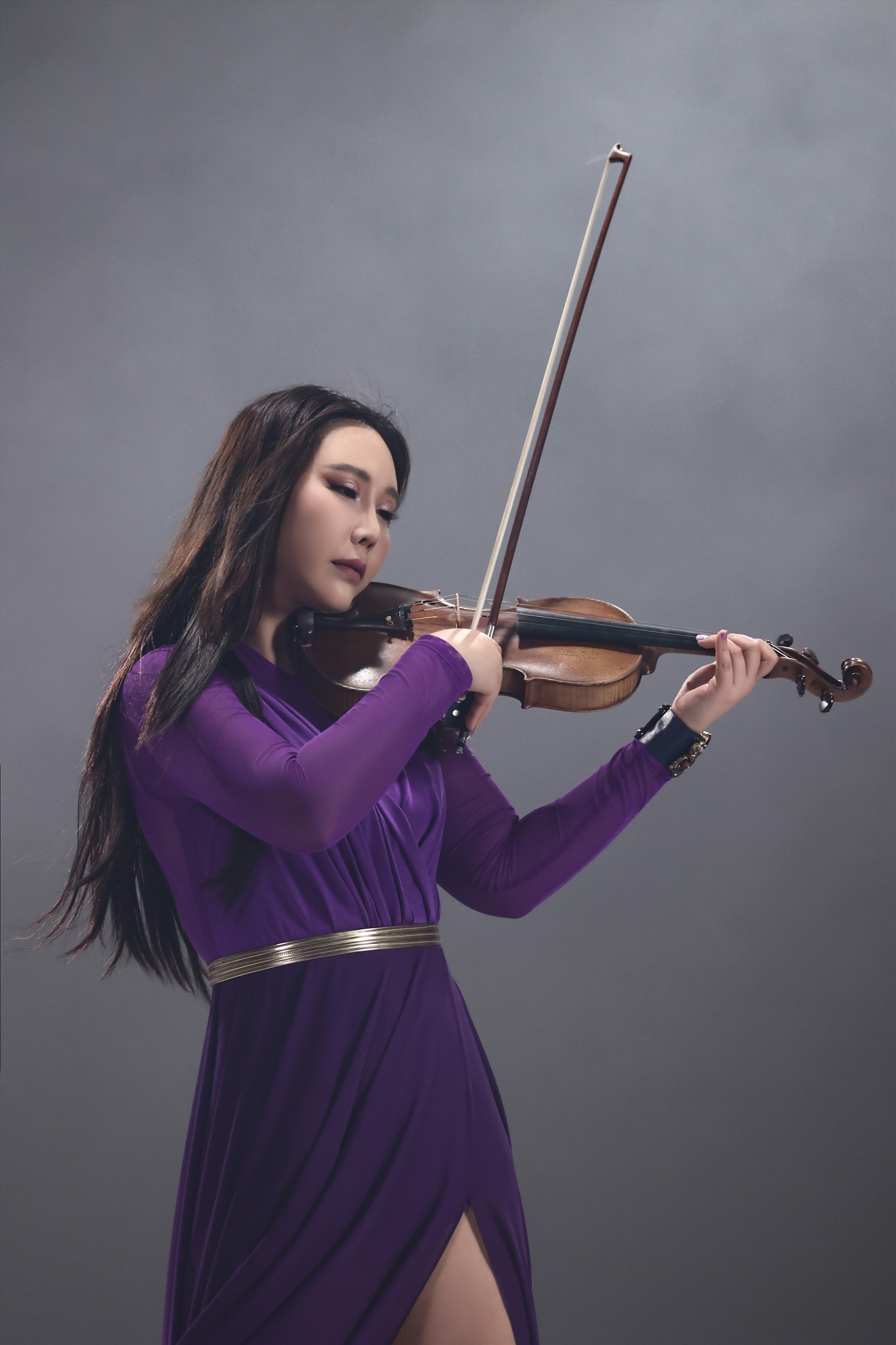 Jmi Ko không còn là cái tên xa lạ với khán giả Việt. Cô được yêu mến khi khi biểu diễn violin qua các bản nhạc Việt gây ấn tượng.