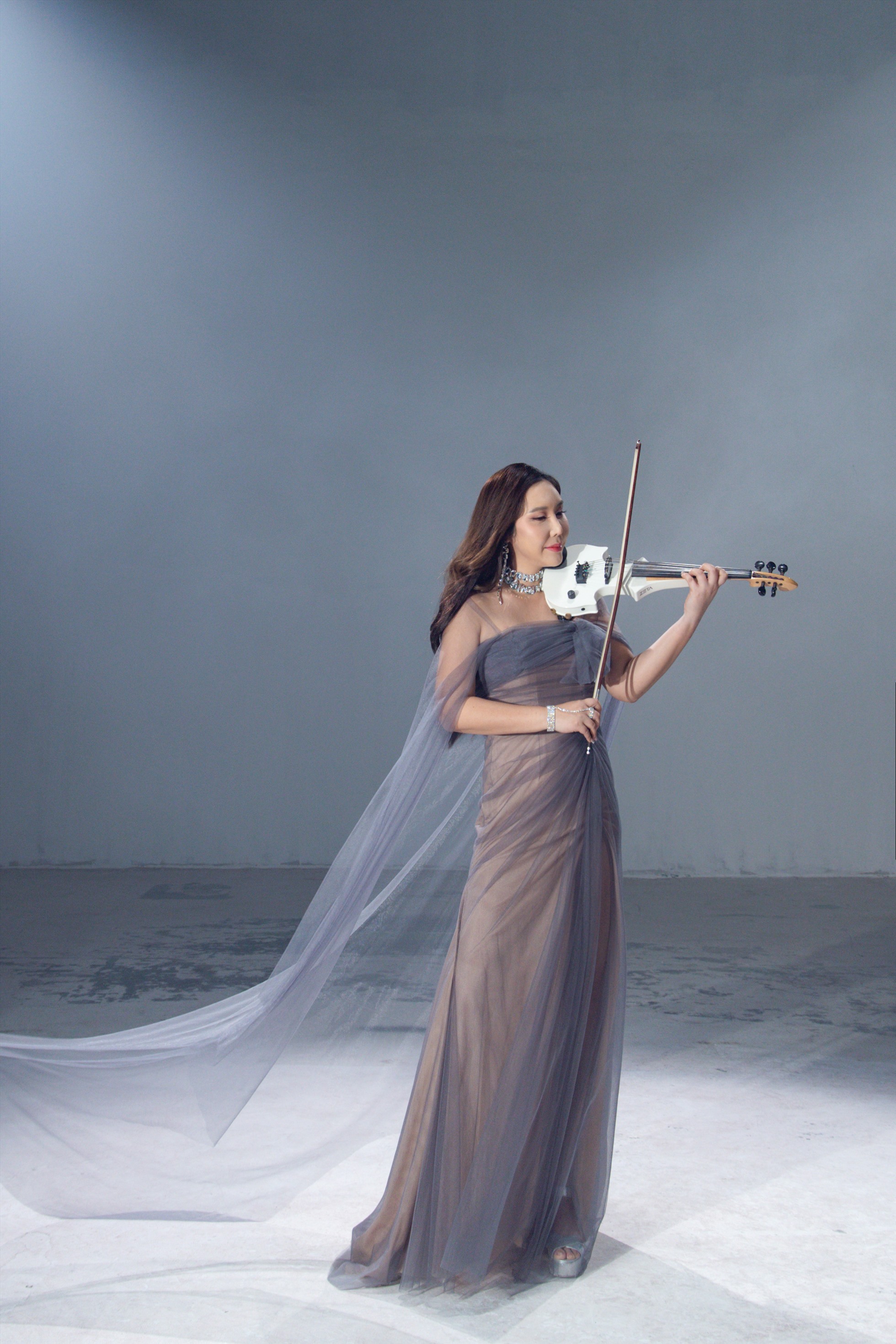 Đặc biệt, “Carol of the Bells” qua tiếng đàn violin của Jmi Ko đã thổi hồn cho ca khúc, mang lại làn gió mới mẻ hơn.