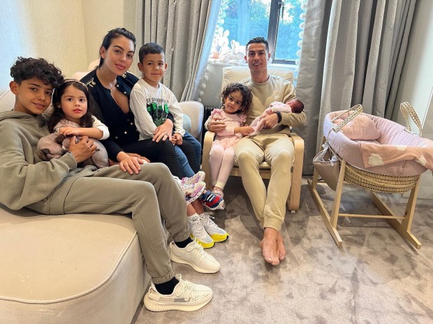 Gia đình luôn là ưu tiên hàng đầu với Ronaldo.  Ảnh: Instagram