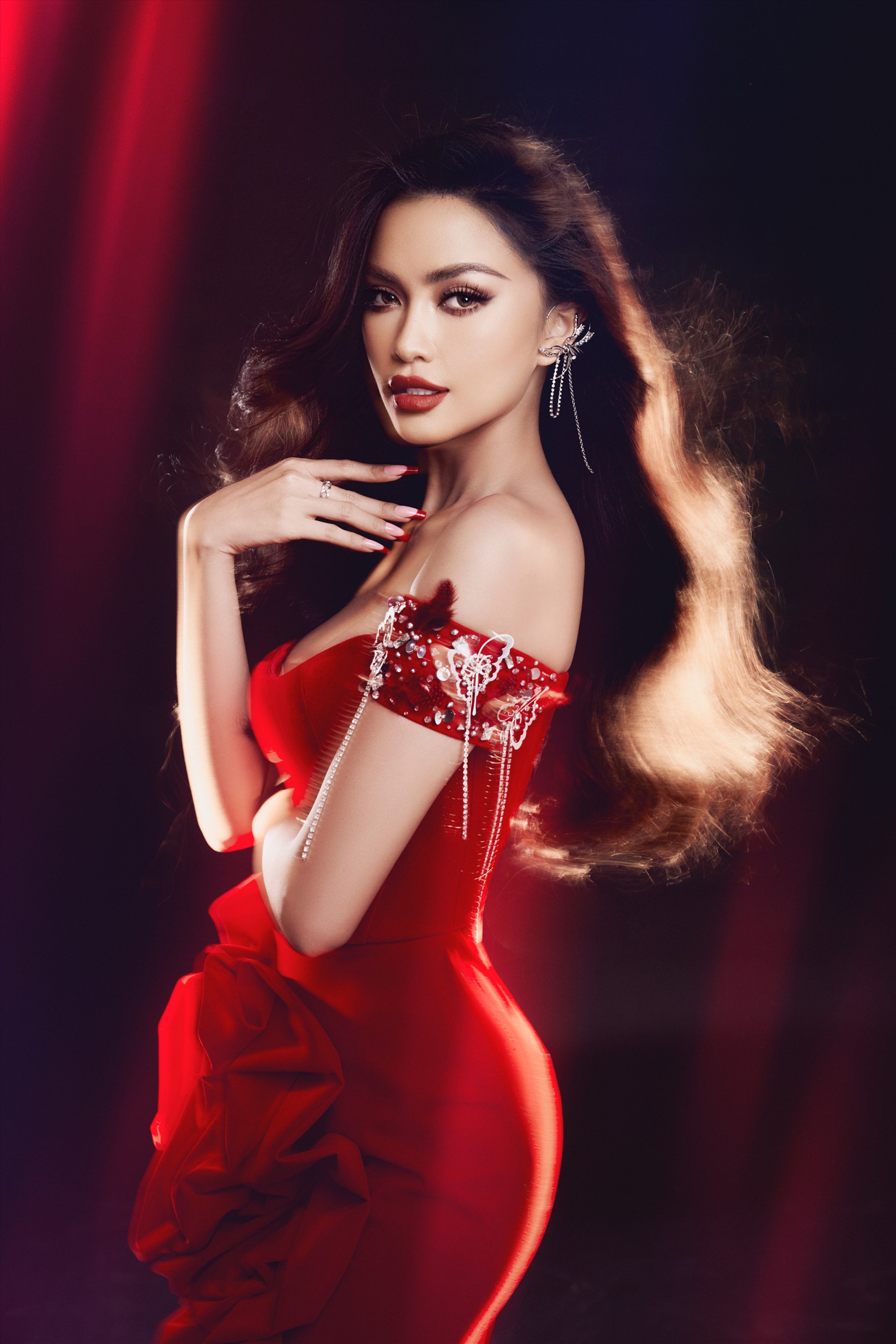 Hoa hậu Ngọc Châu rực rỡ trong bộ ảnh đón Giáng sinh