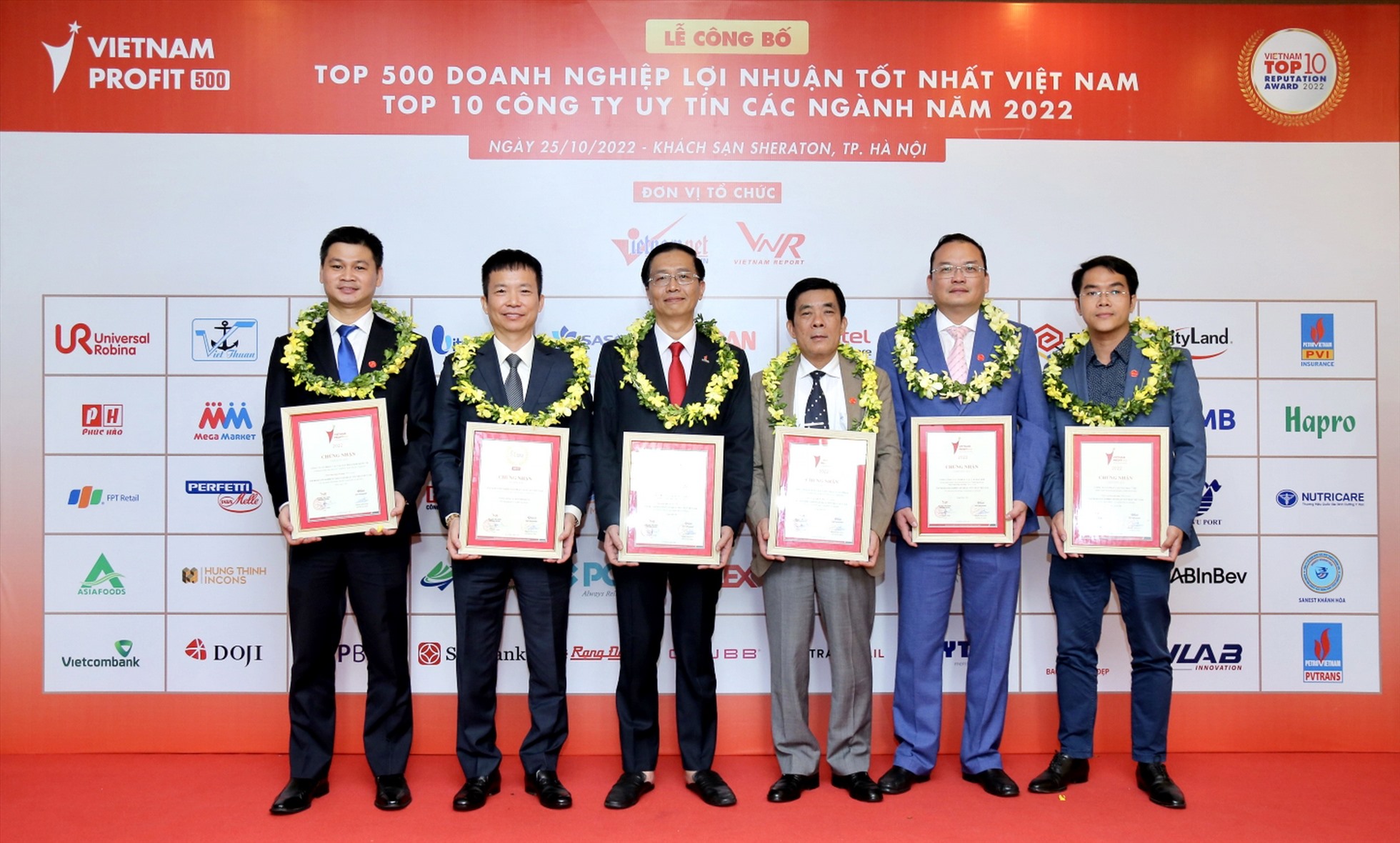 Các doanh nghiệp Dầu khí tôn vinh thương hiệu của ngành tại Lễ trao giải Profit500 Việt Nam năm 2022. Ảnh: PV GAS