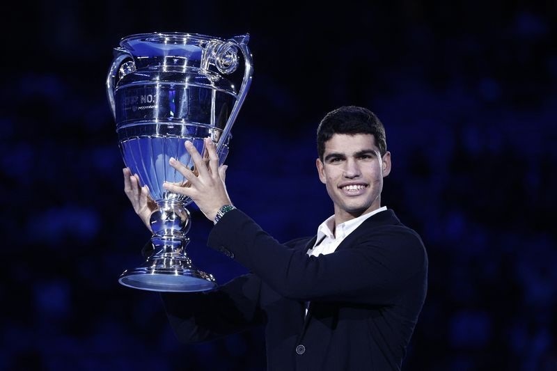 Alcaraz với chiếc cúp dành cho tay vợt số 1 thế giới. Ảnh: ATP