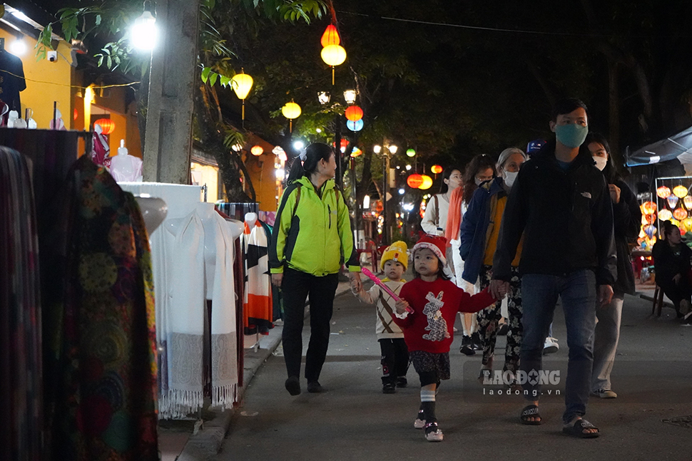 Trên các tuyến đường phố cổ, nhiều em nhỏ được bố mẹ cho mặc trang phục Noel, dắt đi dạo phố.