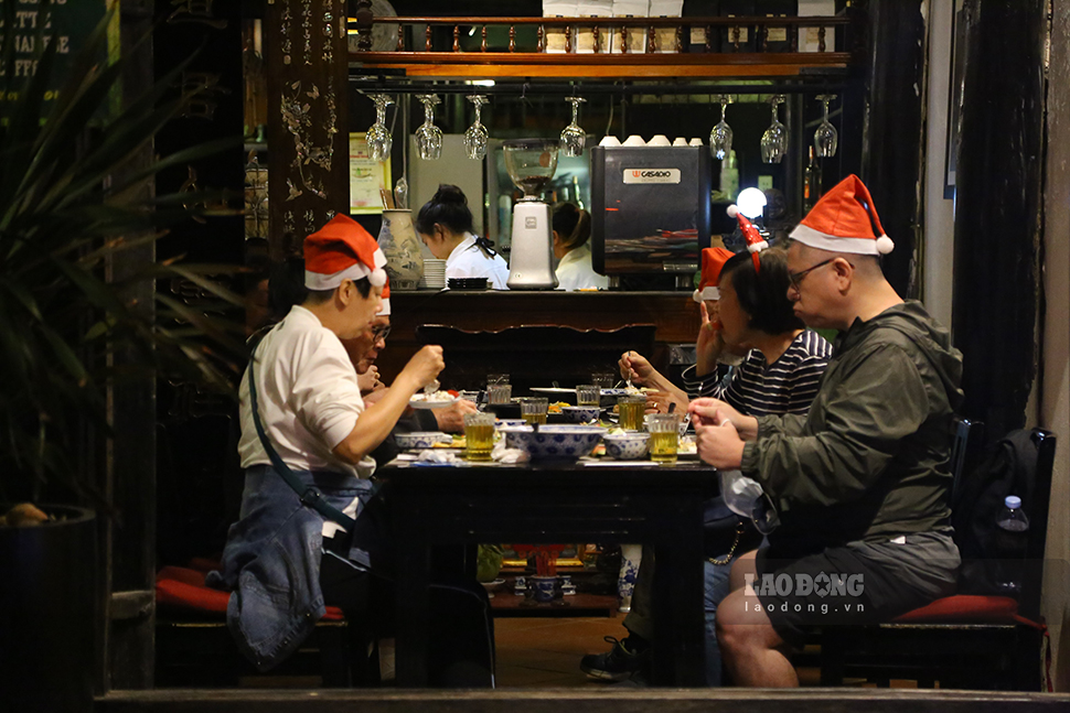 Nhiều khách Tây chọn mặc trang phục Giáng Sinh và ăn tối tại các hàng quán có trang trí Noel, bởi theo họ đây là dịp để gia đình bên nhau.