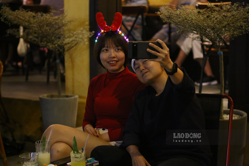 Hai bạn trẻ chụp hình tại một quán cà phê trên đường Lê Lợi.