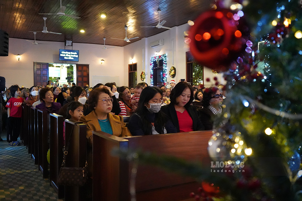 Người dân và du khách dự lễ đêm Noel tại nhà thờ.
