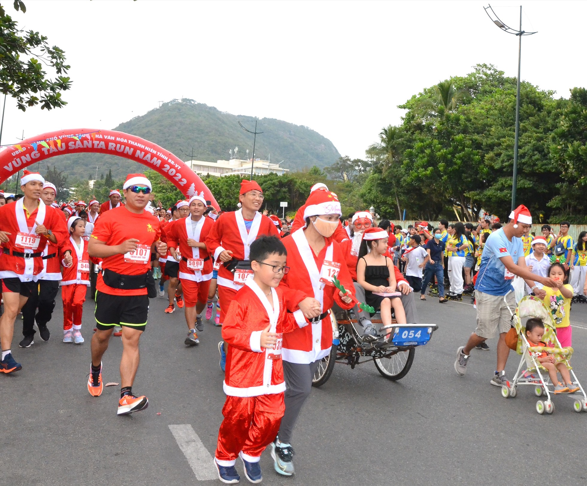 Hơn 3000 người tham gia chuỗi sự kiện Santa Run diễn ra vào chiều 24.12. Ảnh: Mạnh Thắng