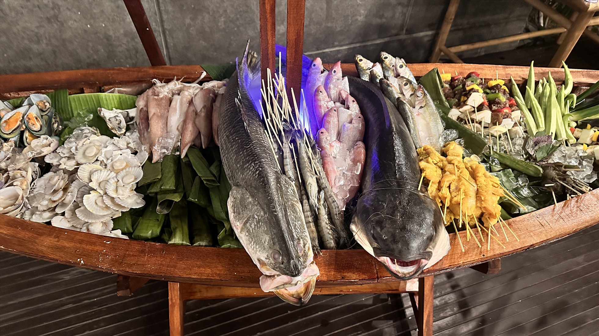 Hải sản tươi ngon của Phan Thiết được chuẩn bị để nướng cho du khách.
