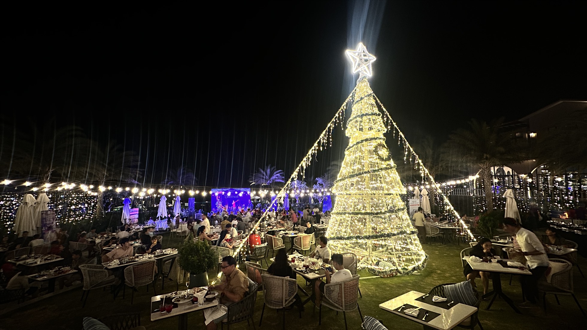 Gần 700 du khách đang lưu trú tại Centara resort được trải nghiệm bữa tiệc giáng sinh buffet ngoài trời với tạo hình cây thông noel khổng lồ bằng đèn led.