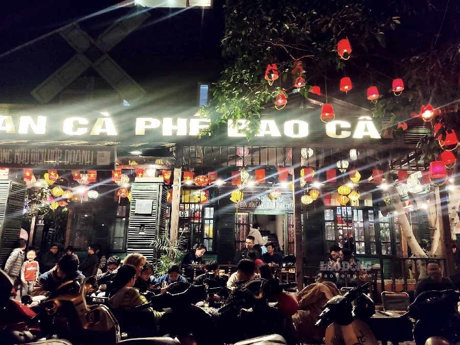 Người dân thủ đô náo nức, nhộn nhịp trong bầu không khí Noel, sẵn sàng chuẩn bị cho năm mới 2023 đang đến gần.
