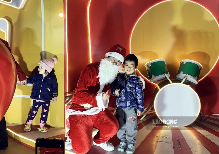 Các em nhỏ được chụp hình cùng ông già Noel tại Vincom Nguyễn Chí Thanh.