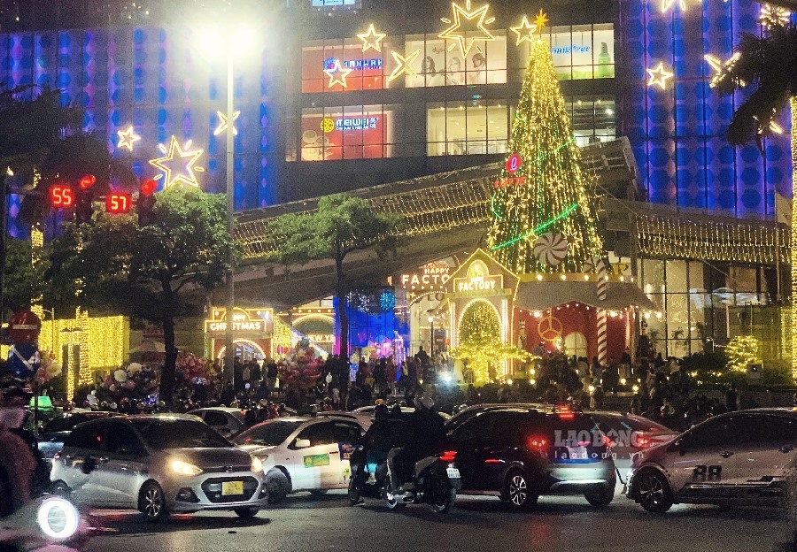 Tại các trung tâm thương mại lớn, xe cộ đậu kín