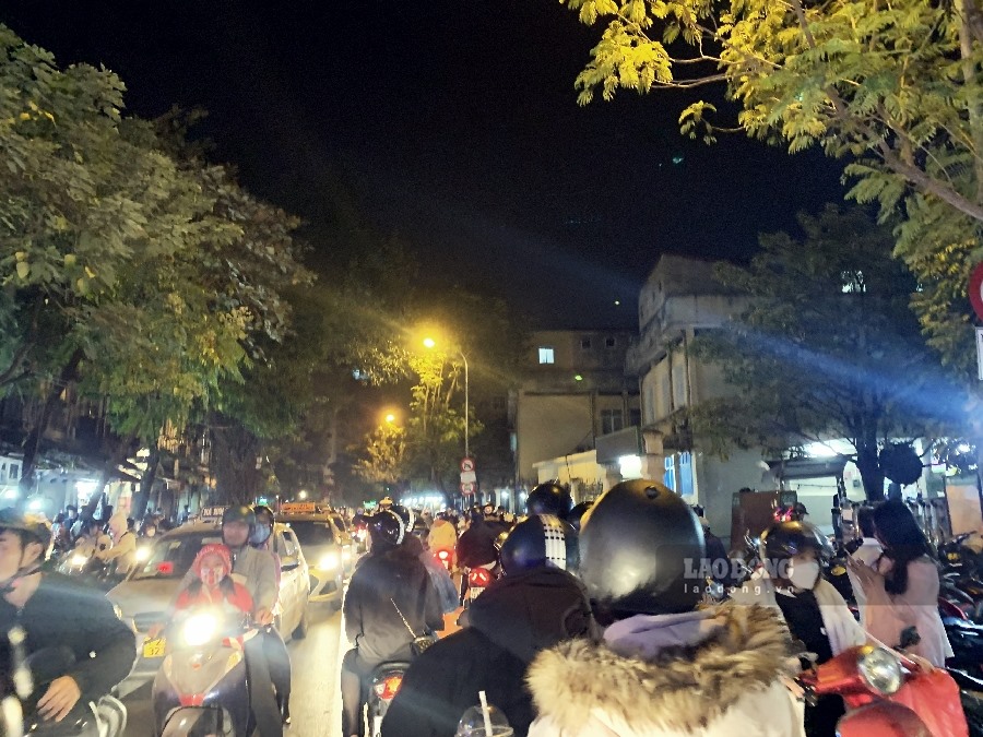 Phía bên ngoài, xung quanh phố đi bộ cũng