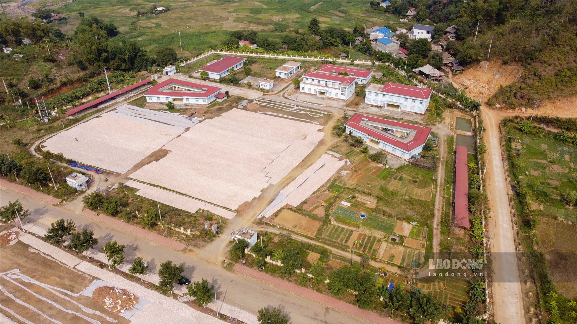 Dự án công trình Bệnh viện đa khoa huyện Mường La tại thị trấn Ít Ong, huyện Mường La, tỉnh Sơn La được đầu tư xây dựng với tổng số vốn 200 tỉ đồng. Ảnh Trần Trọng.