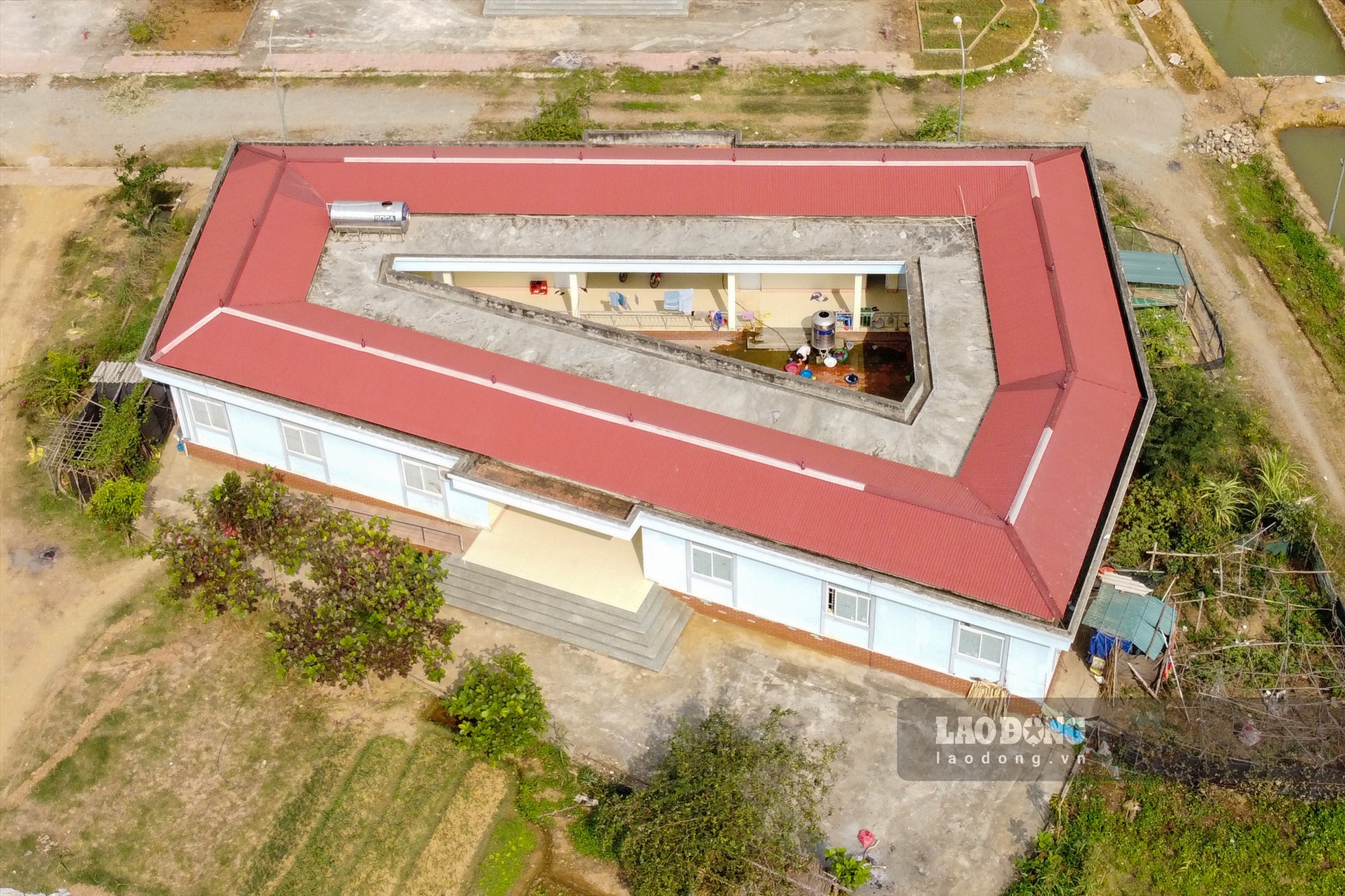 Trao đổi với PV, Đinh Đại Thanh - Giám đốc Ban QLDA đầu tư xây dựng huyện Mường La khẳng định, công trình này không phải bỏ hoang mà đã được sử dụng trong thời gian diễn ra dịch bệnh COVID-19.