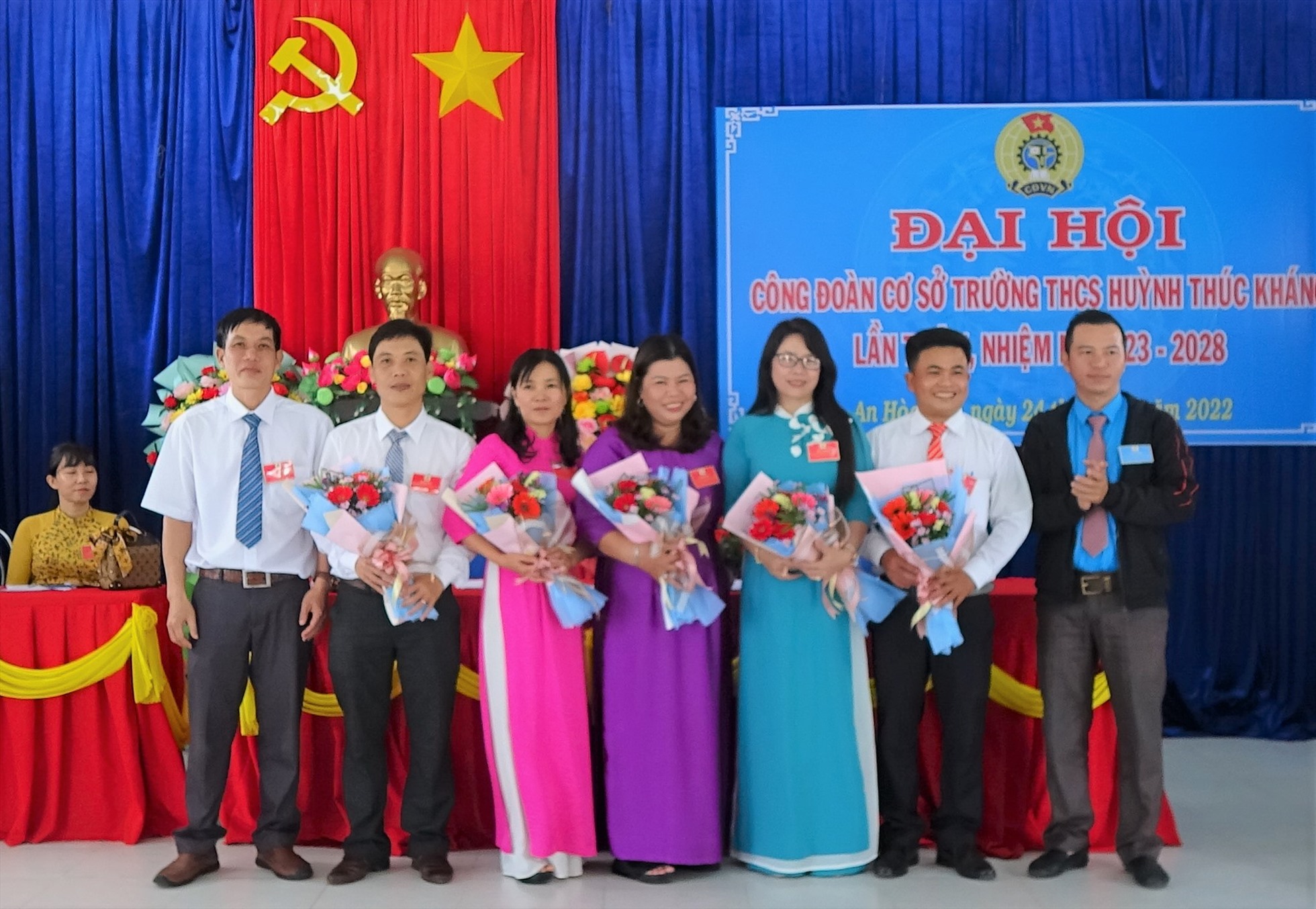Ban chấp hành CĐCS Trường THCS Huỳnh Thúc Kháng nhiệm kỳ 2023-2028 ra mắt đại hội. Ảnh: Mạnh Tuấn