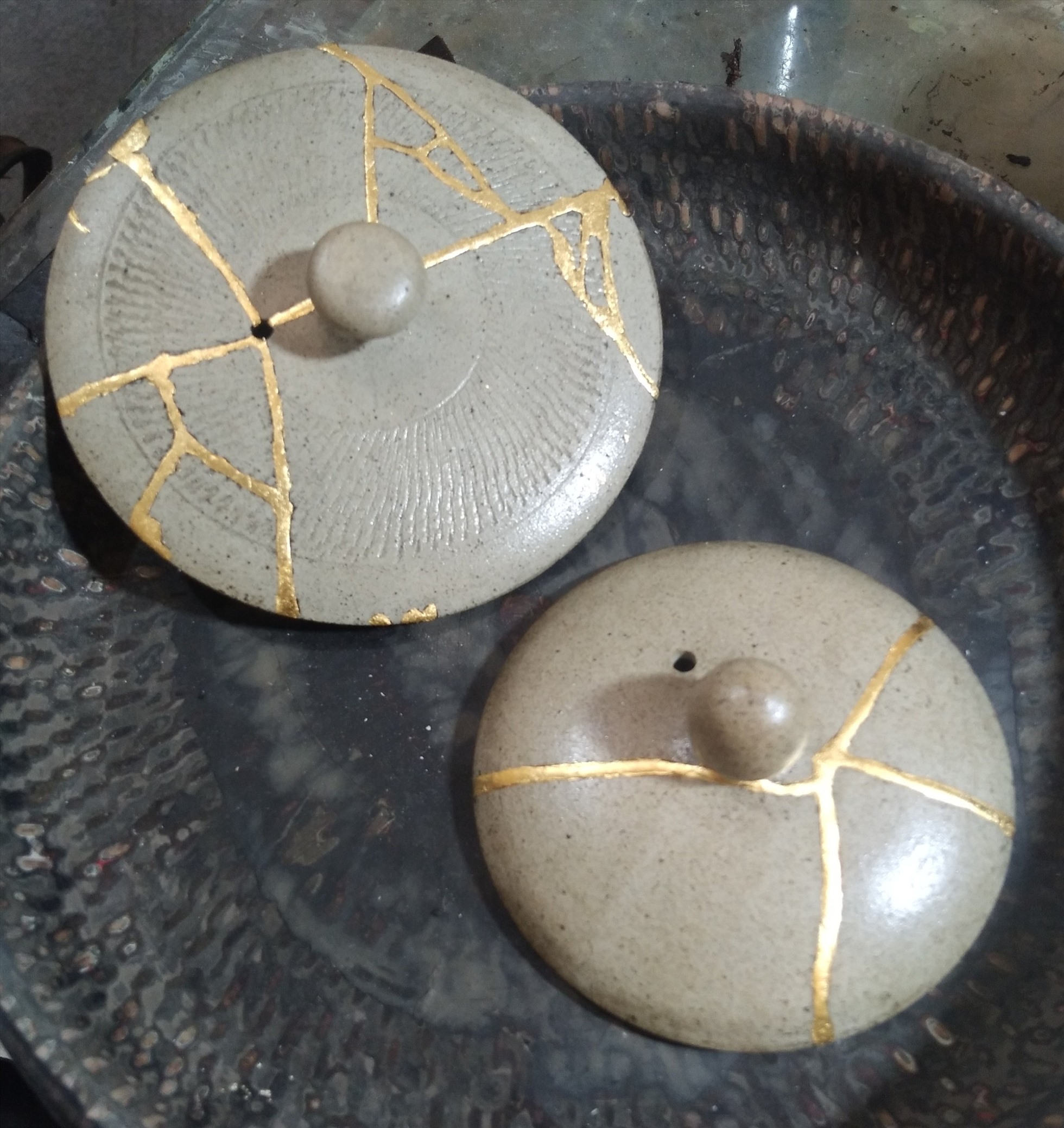 Nghệ thuật (Kintsugi) gắn đồ sành sứ bị vỡ rồi thếp vàng rất nổi tiếng ở Nhật Bản.