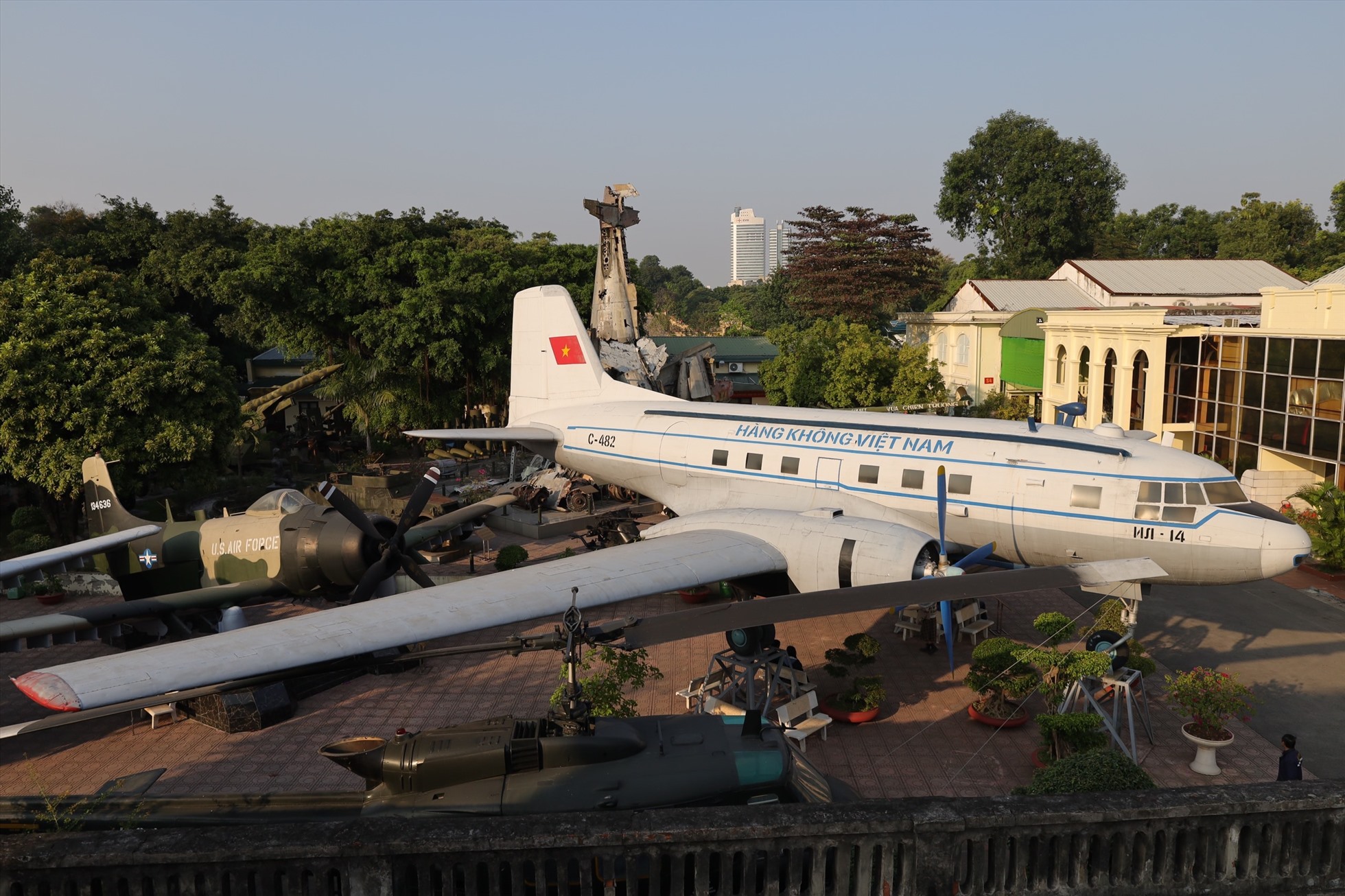 Khu trưng bày ngoài trời có nhiều hiện vật quý có kích thước khổng lồ như xe tăng T-54B và máy bay MiG-21. Ảnh: Nguyễn Thuý