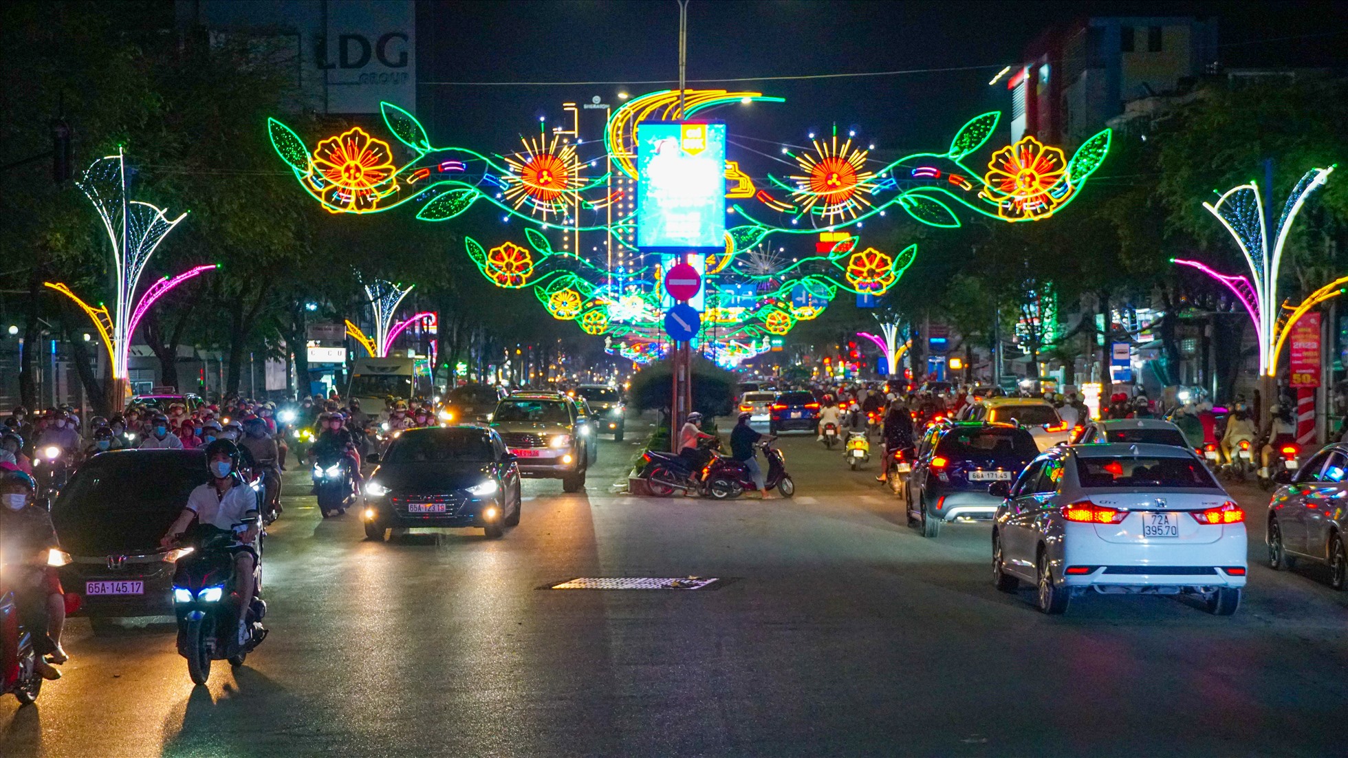 Ðoạn từ cổng chính đến siêu thị Nguyễn Kim có chủ đề “Cao tốc”, được thực hiện từ ý tưởng nhân dịp các dự án cao tốc đang được thực hiện như Mỹ Thuận - Cần Thơ, Cần Thơ - Cà Mau, Cần Thơ - Sóc Trăng.