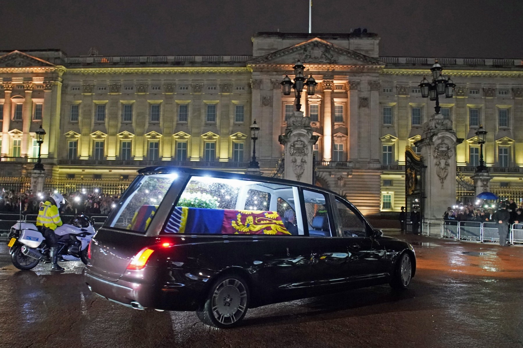 Linh cữu Nữ hoàng Anh được chuyển từ Edinburgh về London. Ảnh: AFP