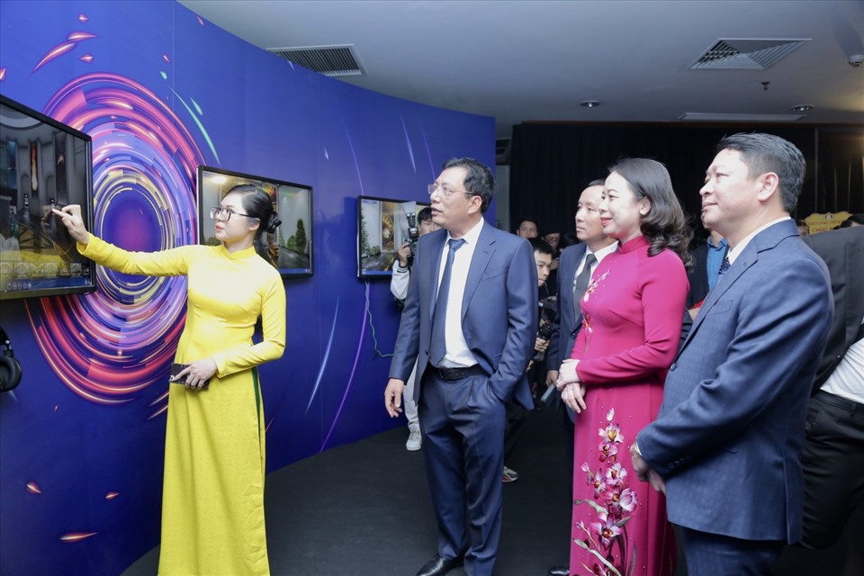Phó Chủ tịch nước Võ Thị Ánh Xuân tham quan phòng truyền thống ảo trưng bày những thành tựu của PV Power đạt được trong 15 năm qua (Ảnh: PV Power)