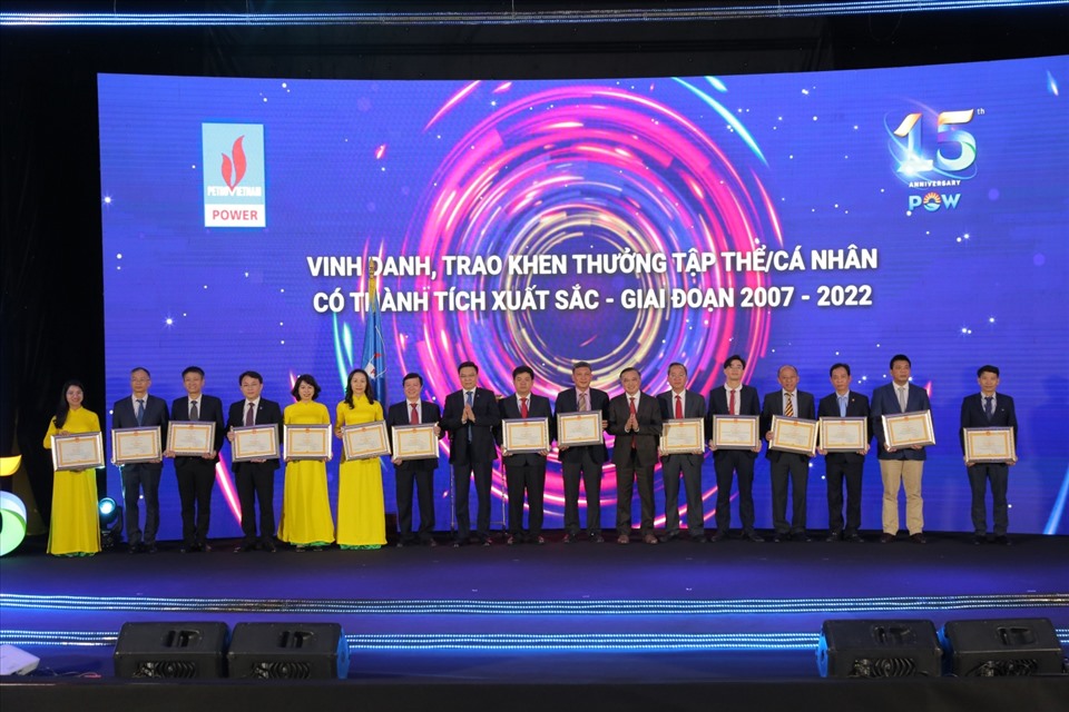 Các cá nhân có thành tích xuất sắc của PV Power đón nhận Bằng khen của lãnh đạo Tập đoàn Dầu khí Việt Nam (Ảnh: PV Power)