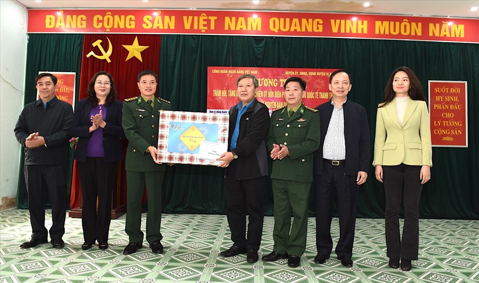 Lãnh đạo Công đoàn Ngân hàng Việt Nam tặng quà các chiến sĩ tại đồn biên phòng thuộc tỉnh Hà Giang. Ảnh: Thanh Thuỷ