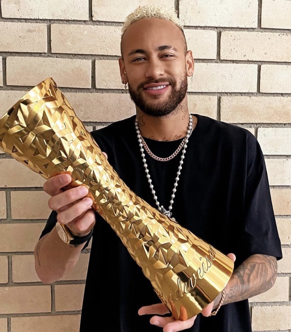 Neymar sẽ đích thân trao lại cúp cho huyền thoại bóng đá Pele. Ảnh: Instagram