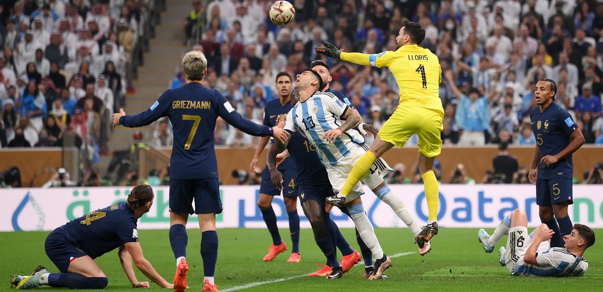Một pha tranh chấp giữa Romero và Lloris ở trận chung kết World Cup 2022. Ảnh: AFP