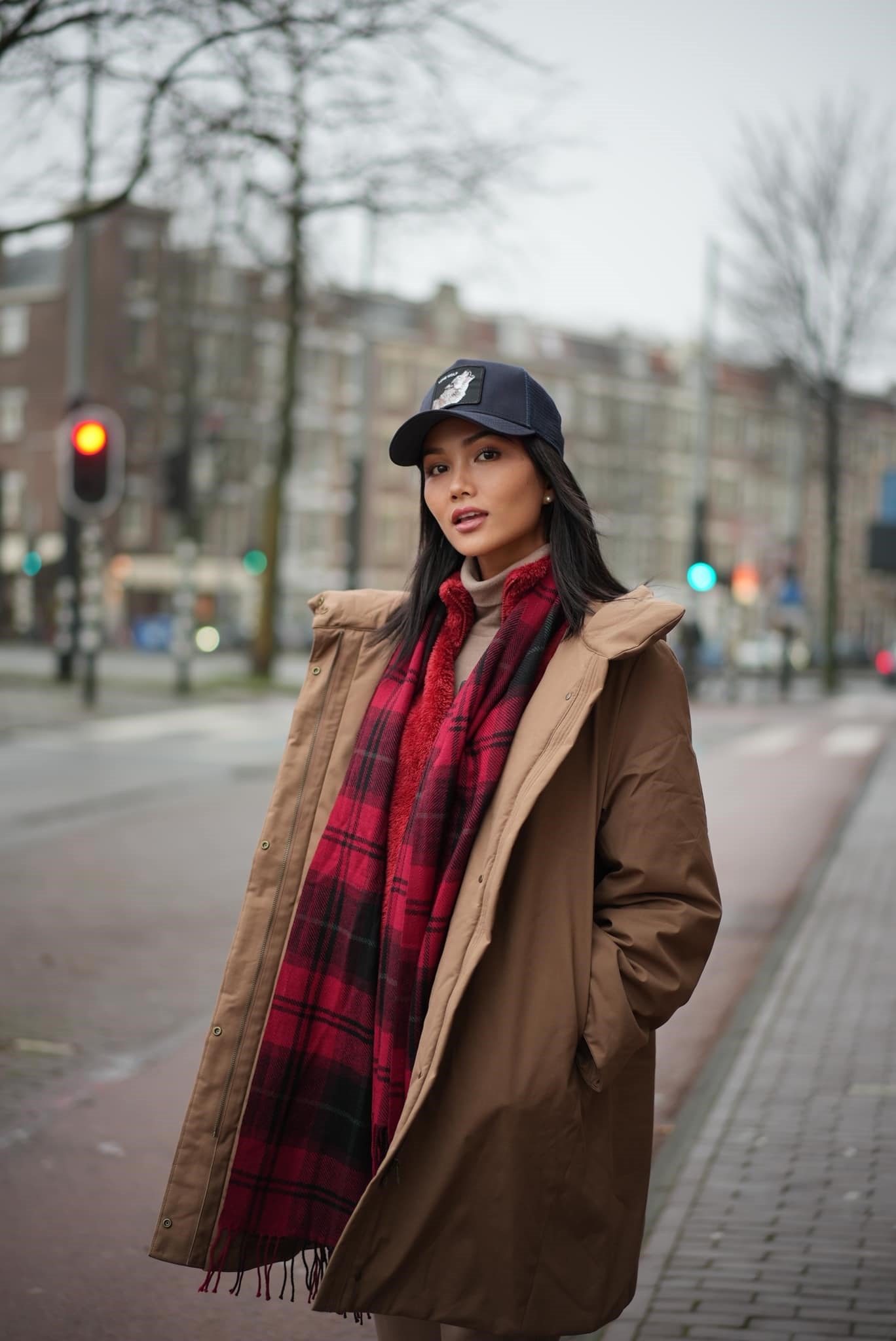 Mới đây, trên trang cá nhân, Hoa hậu H'Hen Niê khoe khoảnh khắc xuất hiện tại Amsterdam, Hà Lan trong một chuyến du lịch. Người đẹp cho biết cô đã có chuyến bay dài 18 tiếng để đến đây và sẵn sàng cho một chuyến “phượt” đường bộ với phương tiện chủ yếu là đi bộ, xe đạp và đi tàu.