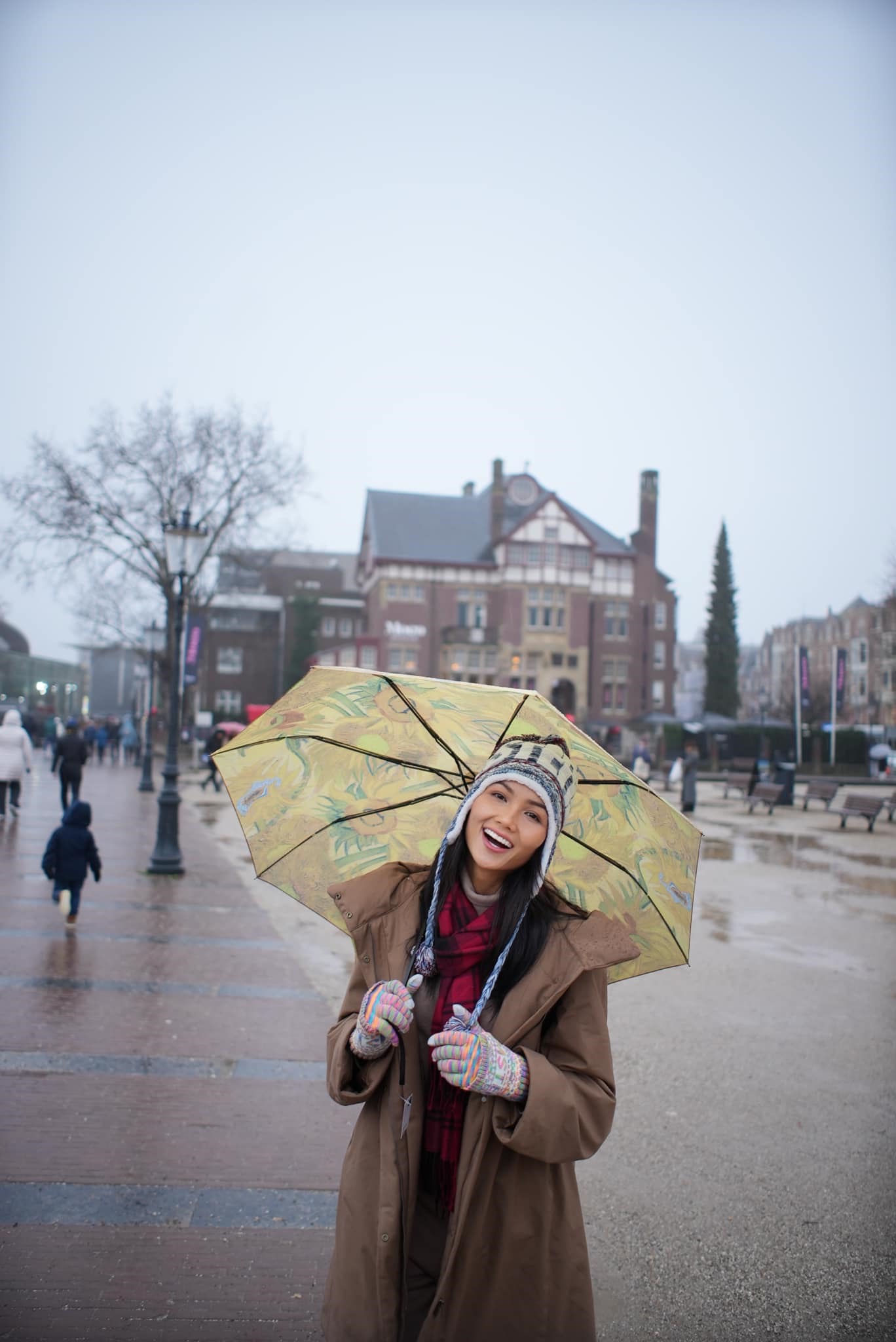 Amsterdam nơi H'Hen Niê dừng chân là thủ đô của Hà Lan, nằm trên các bờ vịnh IJmeer và sông Amstel. Đây là một trong những điểm du lịch nổi tiếng của đất nước này với rất nhiều nơi để tham quan như  kênh lịch sử, Bảo tàng Rijksmuseum, Bảo tàng Van Gogh, Bảo tàng Stedelijk, Hermitage Amsterdam, Concertgebouw, Nhà Anne Frank, Bảo tàng Scheepvaartmuseum, Bảo tàng Amsterdam, Trải nghiệm Heineken, Cung điện Hoàng gia Amsterdam...