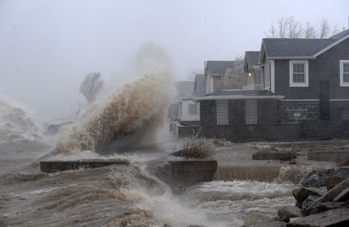 Nước hồ Erie dâng cao ở Hambur, New York. Ảnh: AFP