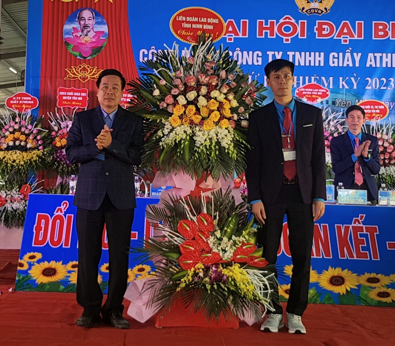 Đại đại lãnh đạo LĐLĐ tỉnh Ninh Bình tặng hoa chúc mừng Đại hội. Ảnh: Diệu Anh