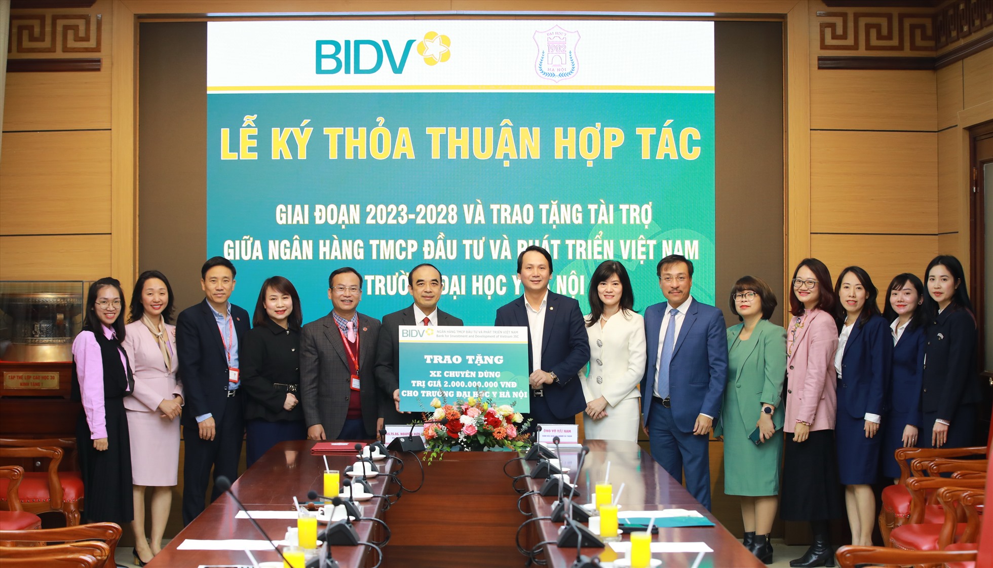 : Ông Trần Long (Phó Tổng Giám đốc BIDV) trao biển tài trợ cho đại diện Trường Đại học Y Hà Nội - GS.TS.BS Nguyễn Hữu Tú (Hiệu trưởng Nhà trường