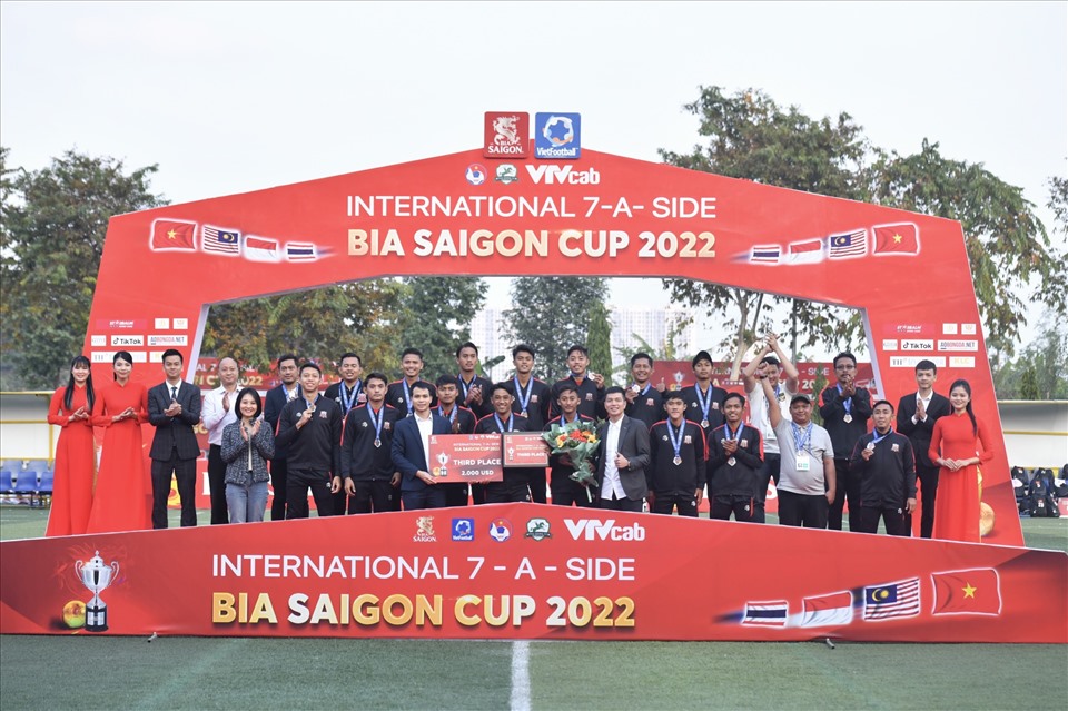 Đội vô địch, á quân và hạng ba tại giải bóng đá 7 người Quốc tế 2022. Ảnh: Minh Hiếu