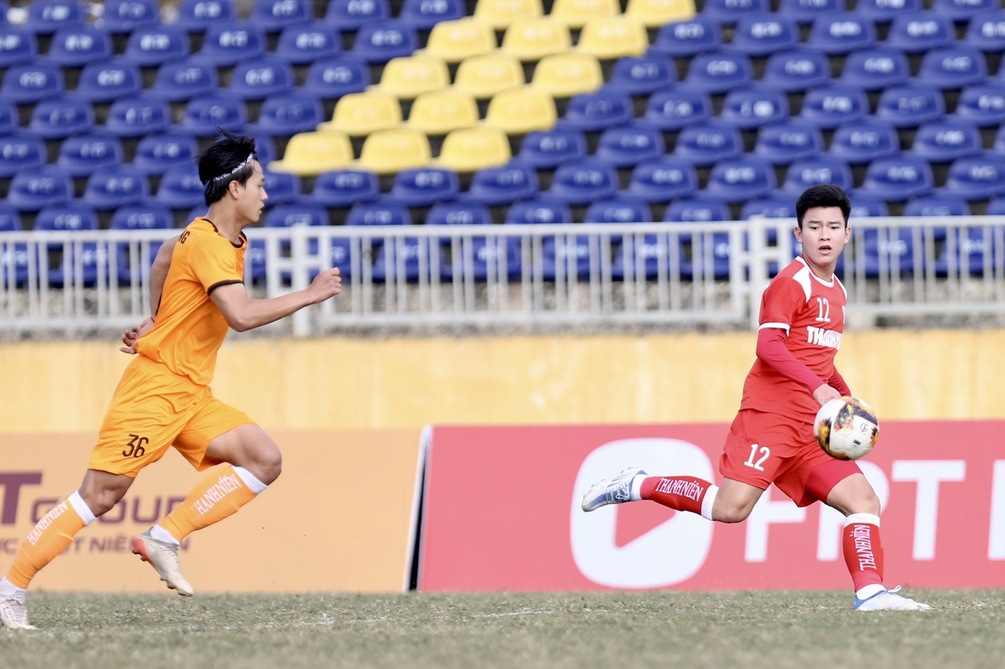 Trong phần lớn thời gian của hiệp 1, hầu hết các đường bóng tấn công của U21 Viettel đều hướng sang cánh trái, nơi có sự góp mặt của ngôi sao U23 Việt Nam.