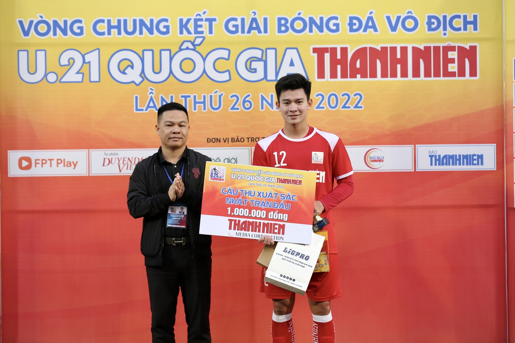 Phan Tuấn Tài cũng nhận cú đúp danh hiệu cá nhân trong trận đấu này khi trở thành cầu thủ xuất sắc nhất trận và cầu thủ ghi bàn đầu tiên của trận đấu.