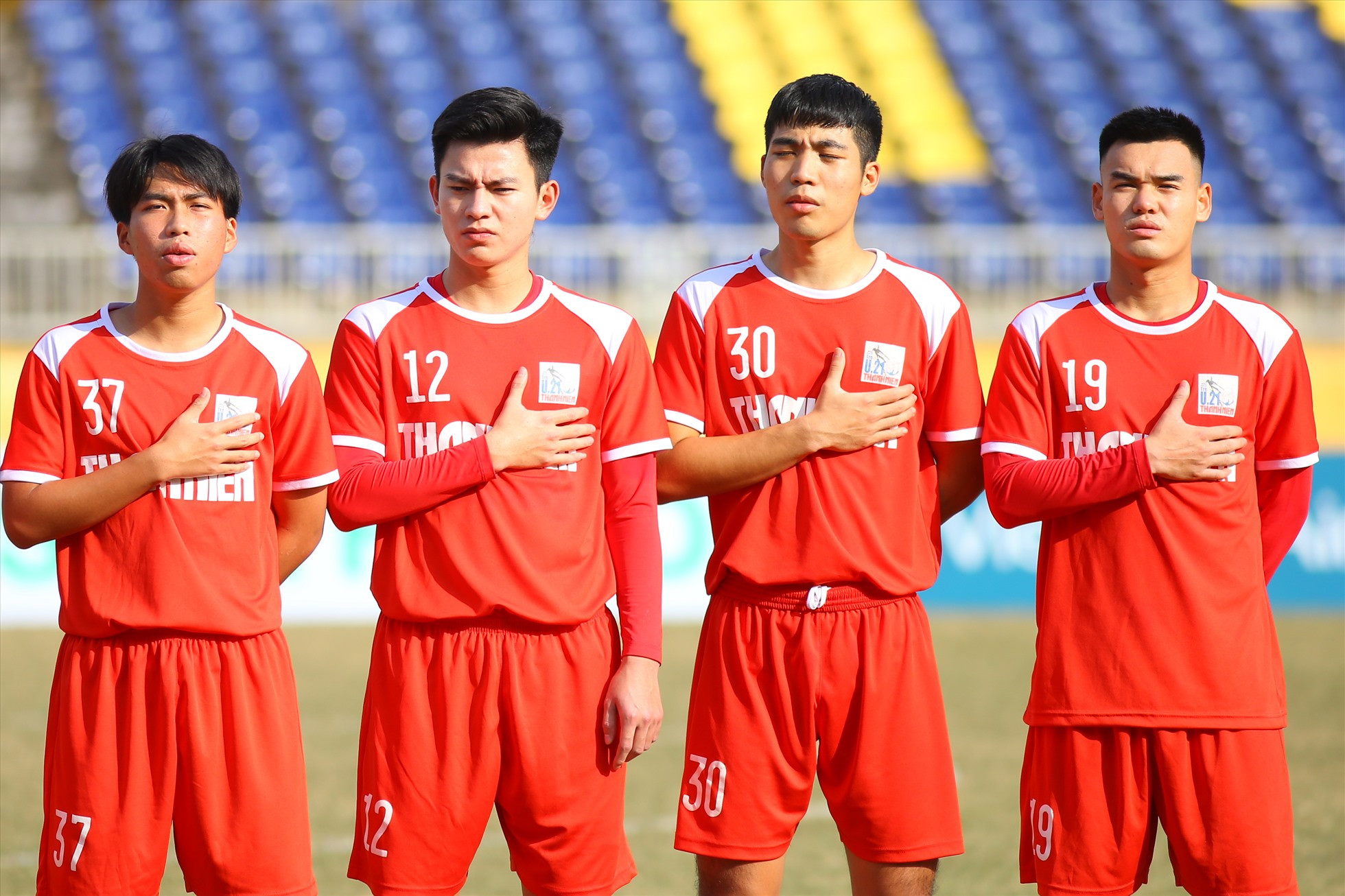 Chiều 25.12, U21 Viettel và U21 Đà Nẵng đối đầu nhau trong trận tứ kết đầu tiên của giải U21 Quốc gia 2022. Hậu vệ Phan Tuấn Tài (số 12) tiếp tục được tin tưởng điền tên vào đội hình xuất phát trận đấu này.