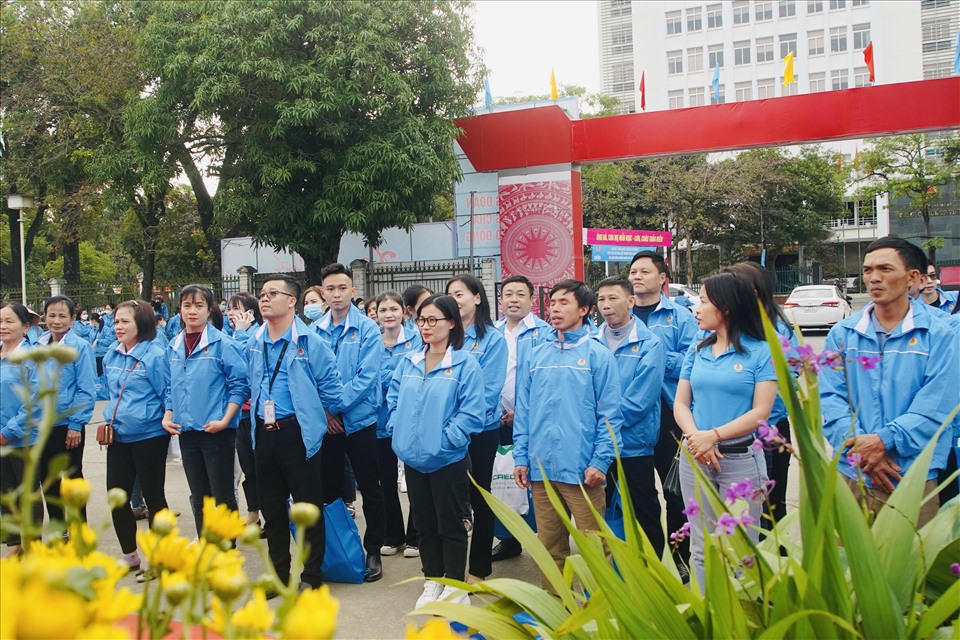 Đoàn viên, người lao động phấn khởi khi đến tham dự Chương trình “Ngày hội Công nhân - Chào Xuân Quý Mão 2023“. Ảnh: Quỳnh Trang