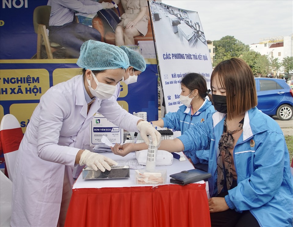 Đoàn viên, người lao động được hưởng nhiều chương trình phúc lợi khám, tư vấn sức khoẻ miễn phí. Ảnh: Quỳnh Trang