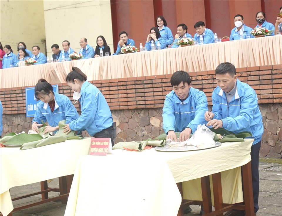 Cuộc thi gói bánh chưng giữa các đơn vị công đoàn huyện, thành, thị, ngành thu hút sự theo dõi, cổ vũ của đông đảo người lao động. Ảnh: Quỳnh Trang