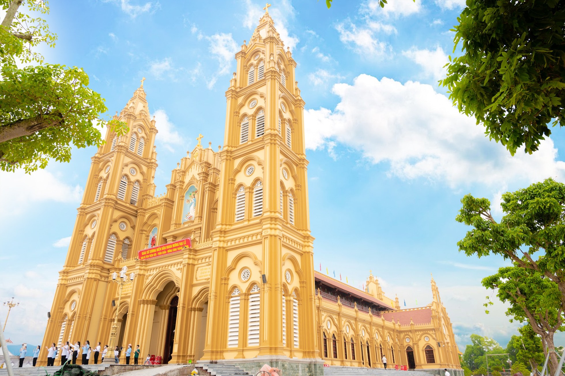 Nhà thờ Giáo xứ Xương Điền được xây dựng từ tháng 7/2018 và mới hoàn thành, trở thành điểm đến của nhiều người không phân biệt trong hay ngoài Công giáo. Toàn cảnh nhà thờ Xương Điền nhìn từ bên ngoài, dài 62 m, rộng 20 m, hai cánh thánh giá phía đầu nhà thờ rộng 32 m, hai tháp chuông cao 39,5 m, các bậc lên xuống được lát đá tự nhiên, có chạm hoa văn.