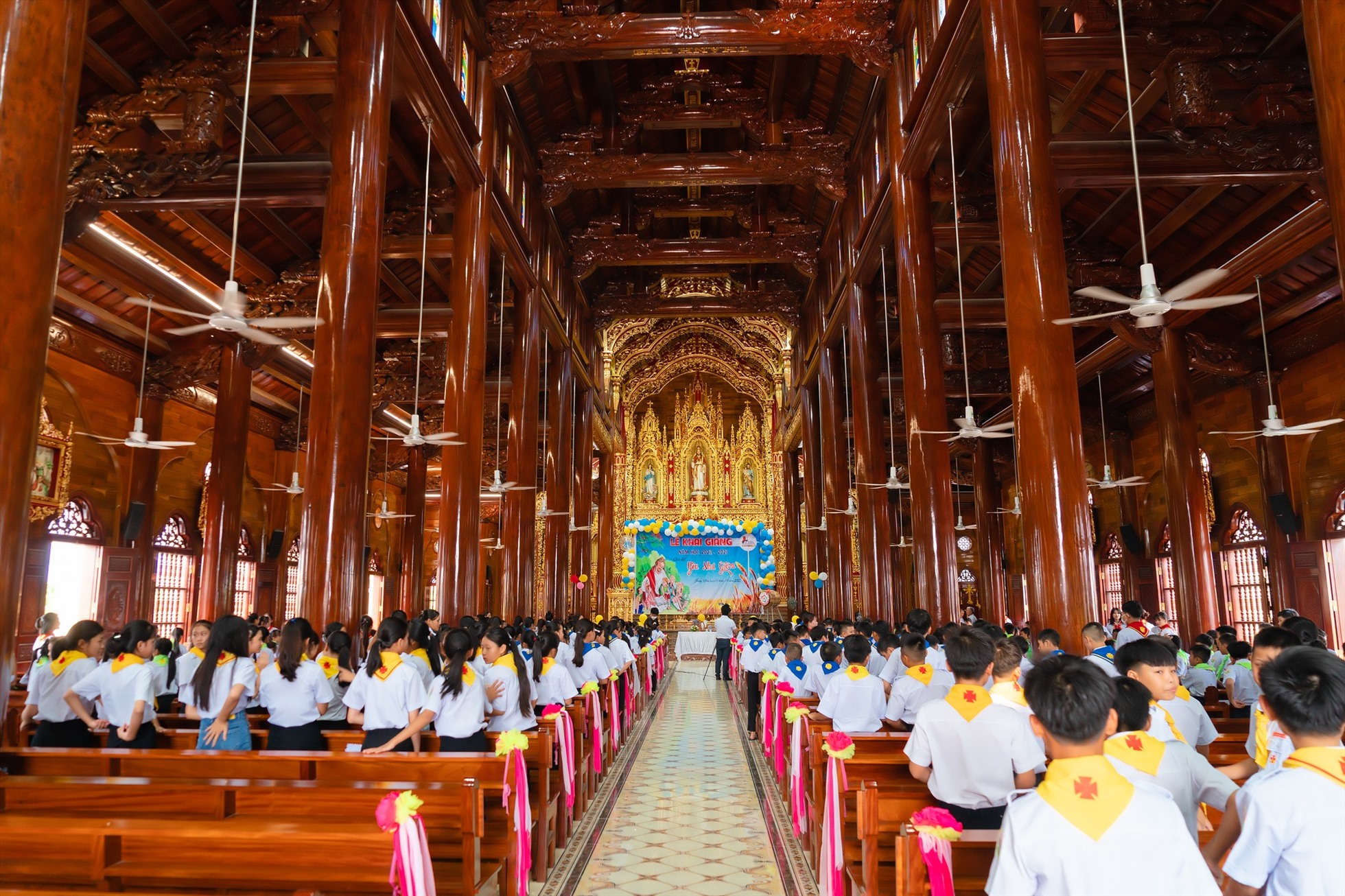 Tường bên ngoài xây gạch, nhưng bên trong được ốp gỗ để đồng bộ với hệ thống kèo, cột. Nhà thờ thiết kế theo phong cách Gothic, mang nét đặc trưng của các nhà thờ Công giáo, nhưng cũng được biến tấu với phong cách xây dựng của phương Đông.