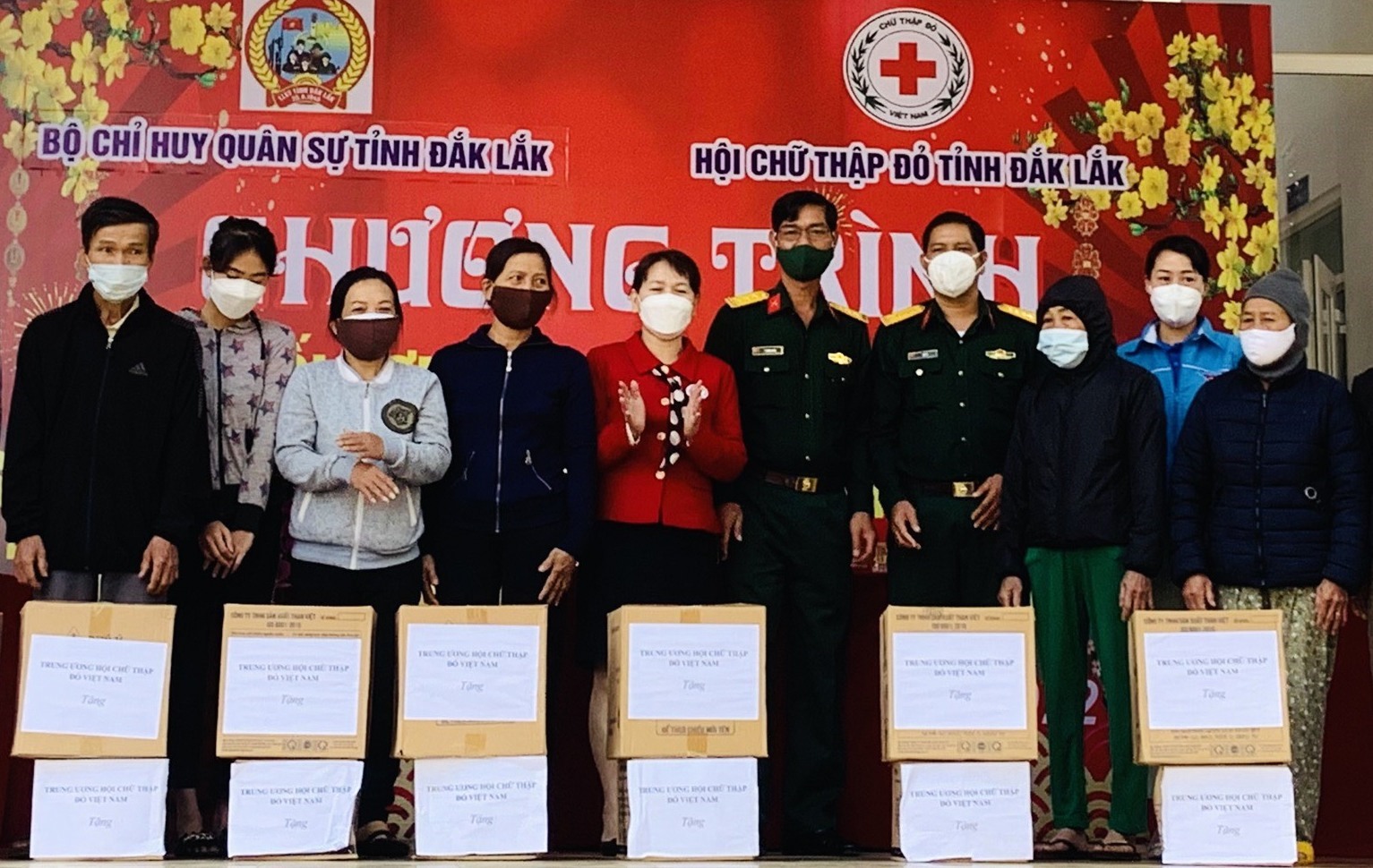 Cơ quan chức năng tỉnh Đắk Lắk tổ chức tặng quà Tết cho người nghèo, người có hoàn cảnh khó khăn. Ảnh: Công Lý