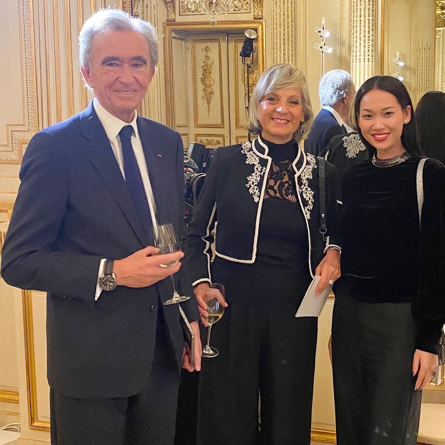 Tống Diệu Hằng bên cạnh vợ chồng tỉ phú Bernard Arnault. Theo số liệu của Forbes tính vào ngày 25.12, Bernard Arnault ước tính sở hữu khối tài sản lên tới 176,6 tỉ USD, hiện là người giàu nhất thế giới. Doanh nhân 73 tuổi là nhà đồng sáng lập, chủ tịch kiêm giám đốc điều hành của LVMH - tập đoàn hàng xa xỉ lớn nhất thế giới.