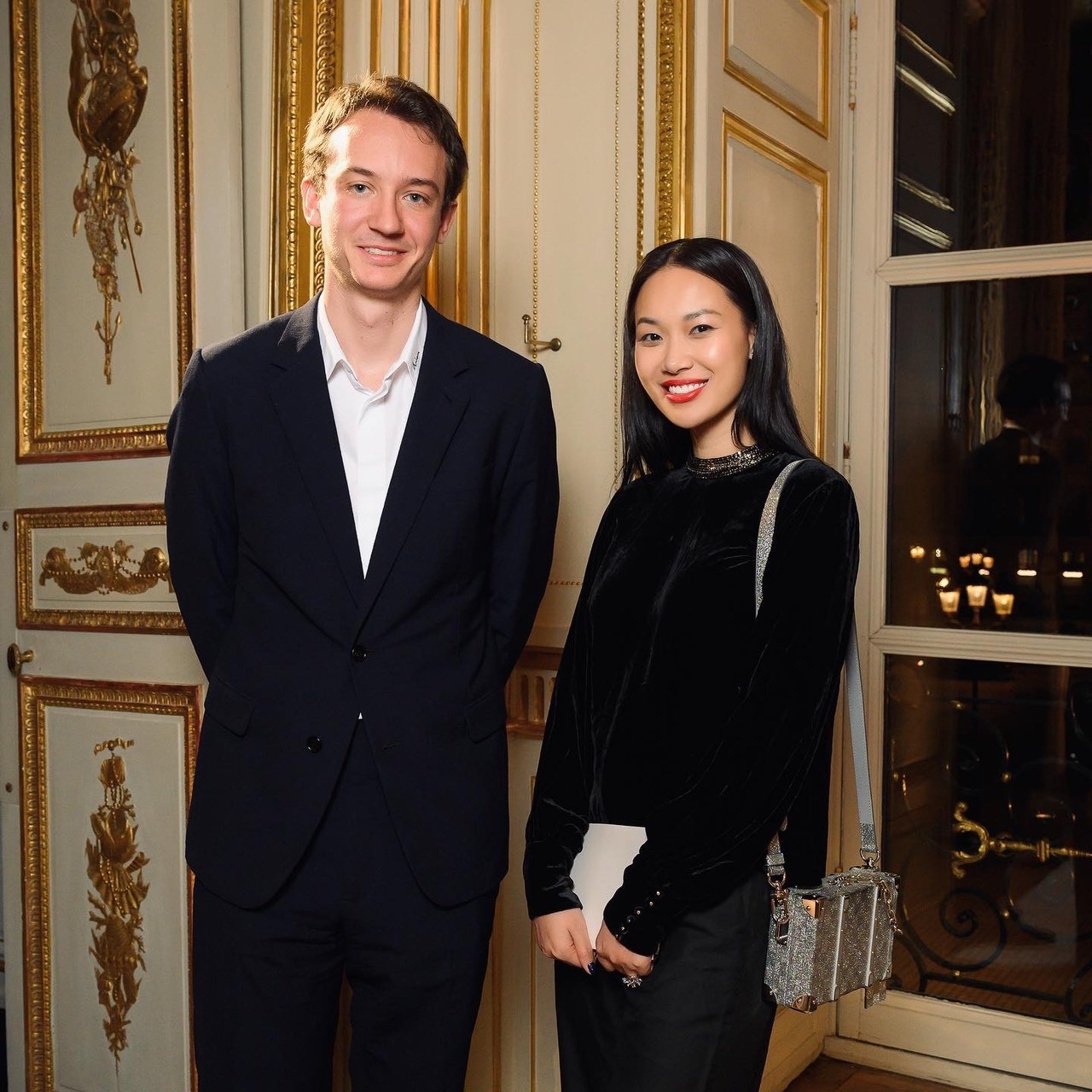 Người đẹp chụp ảnh cùng Frédéric Arnault - con trai thứ tư của Bernard Arnault. Anh hiện là giám đốc điều hành của TAG Heuer thuộc sở hữu của LVMH, đồng thời là một trong những người thừa kế tập đoàn danh giá. Thiếu gia 28 tuổi được nhiều cô gái ao ước khi gia đình sở hữu gần 100 thương hiệu đắt đỏ bậc nhất thế giới: Louis Vuitton, Dior, Tiffany & Co, Rimowa, Chaumet, Hublot, Bulgari, Givenchy, Fendi... cùng khối tài sản khổng lồ.