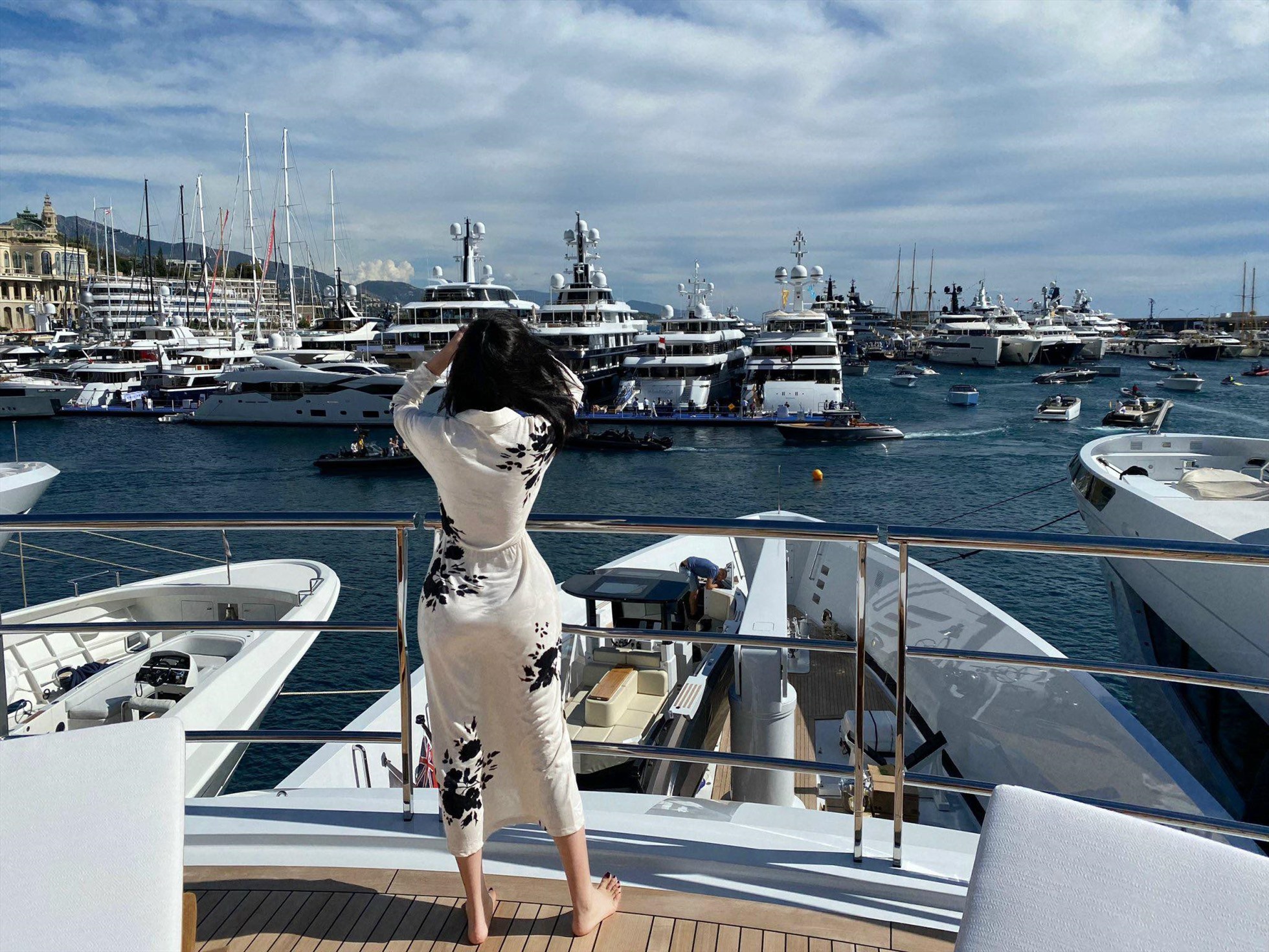 Trước đó Tống Diệu Hằng cũng chia sẻ ảnh trên du thuyền ngắm cảnh tại Monaco - chú thích cho 3 ảnh đầu c mới gửi