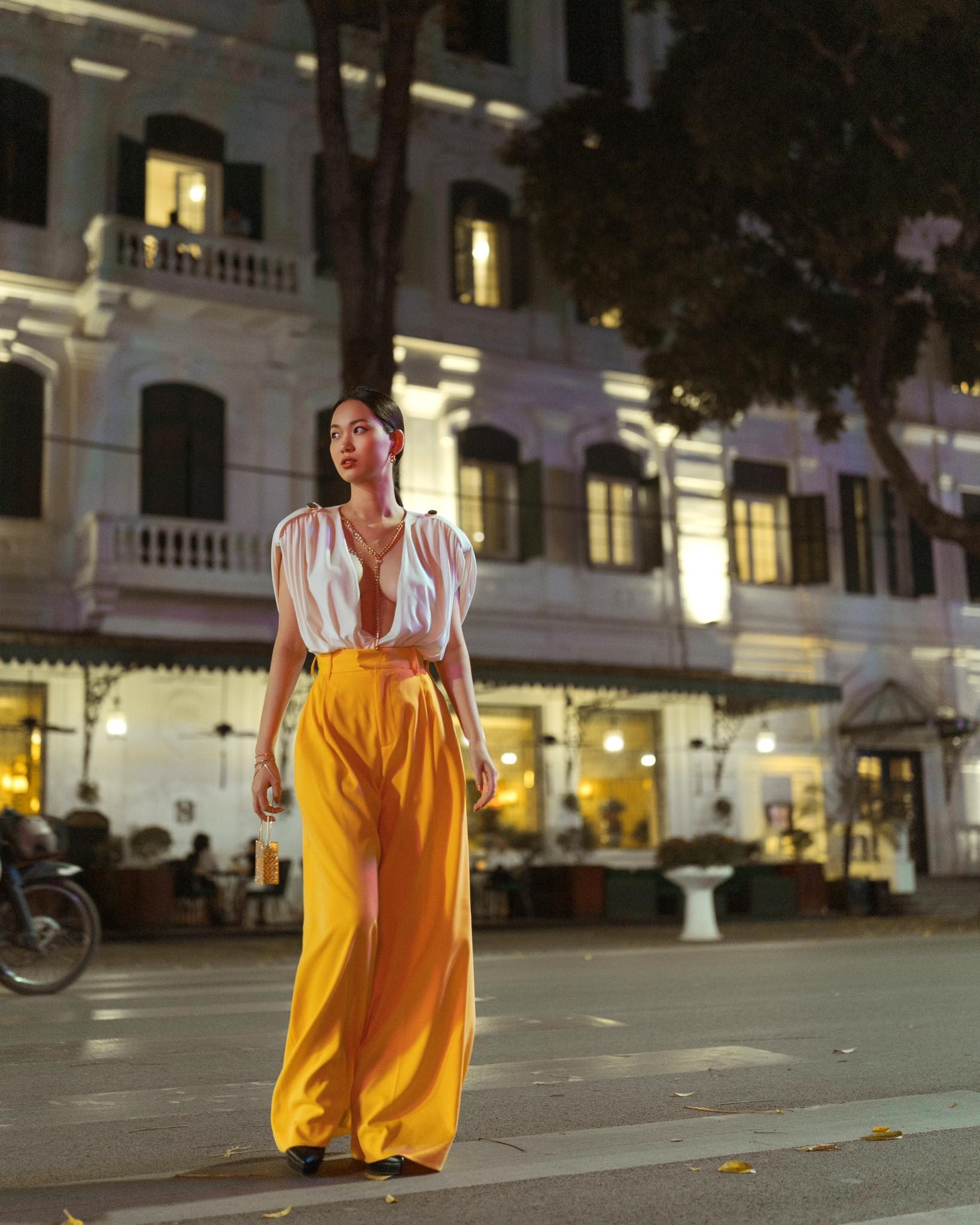 Người đẹp được mệnh danh là “công dân toàn cầu” khi cô vi vu khắp thế giới. Trong đó, có hành trình sáng cô ở Na Uy, ăn trưa ở Paris và ăn tối ở Monaco. Người đẹp Hà thành cũng từng là “nàng thơ” của thần đồng âm nhạc Lang Lang.