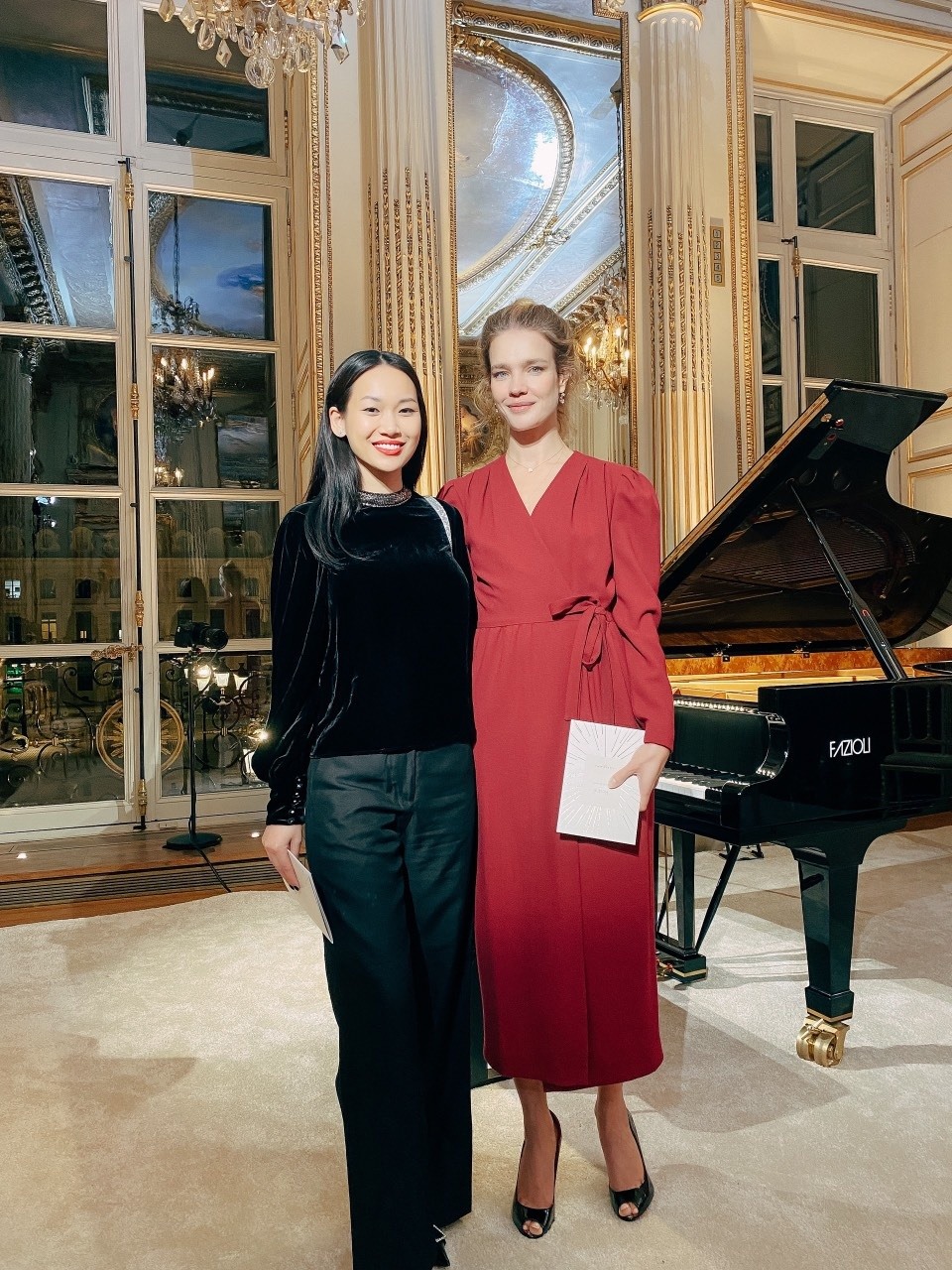 Tống Diệu Hằng cũng có dịp gặp gỡ, trò chuyện với siêu mẫu Natalia Vodianova - vợ của doanh nhân Antoine Arnault và là con dâu cả của gia đình tỉ phú. Người đẹp 8X từng là một trong những người mẫu đắt giá nhất làng thời trang. Năm 2012, cô góp mặt trong danh sách người mẫu kiếm tiền nhiều nhất năm của Forbes với thu nhập 8,6 triệu USD. Ở tuổi 40, chân dài người Nga vẫn được trang Models xếp vào nhóm 17 siêu mẫu hàng đầu, bên cạnh những đàn em như Bella Hadid, Cara Delevingne, Kendall Jenner...