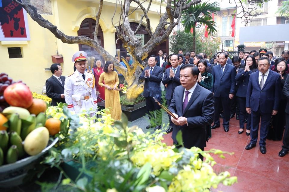 Bí thư Thành ủy Đinh Tiến Dũng cùng các lãnh đạo TP.Hà Nội dâng hương tại Đài tưởng niệm Khâm Thiên. Ảnh: Thanh Hải